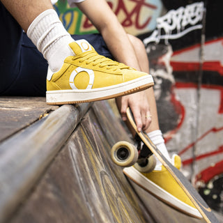 Sneakers Uomo in pelle scamosciata con lacci flat colore Giallo indossate