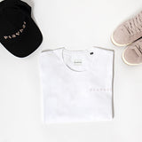 T-shirt con sneakers e cappello rosa abbinati