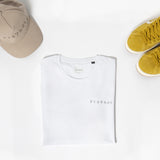 T-shirt con sneakers e cappello abbinati