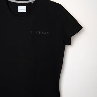 Dettaglio ravvicinato T-shirt in cotone con logo nero sul petto