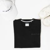 T-shirt con sneakers bianche e cappello