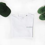 T-shirt abbinata alle sneakers e al cappello verde