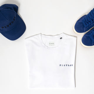 T-shirt bianca abbinata alle sneakers Blu royal e cappello